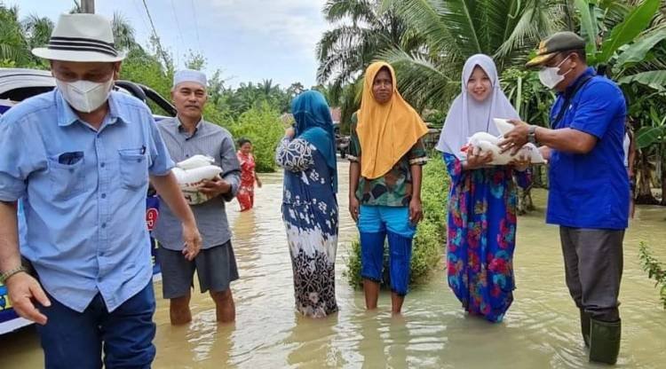 Korban Banjir Desa Pangkalan Dapat Bantuan dari PT Socfindo Aekpamienke