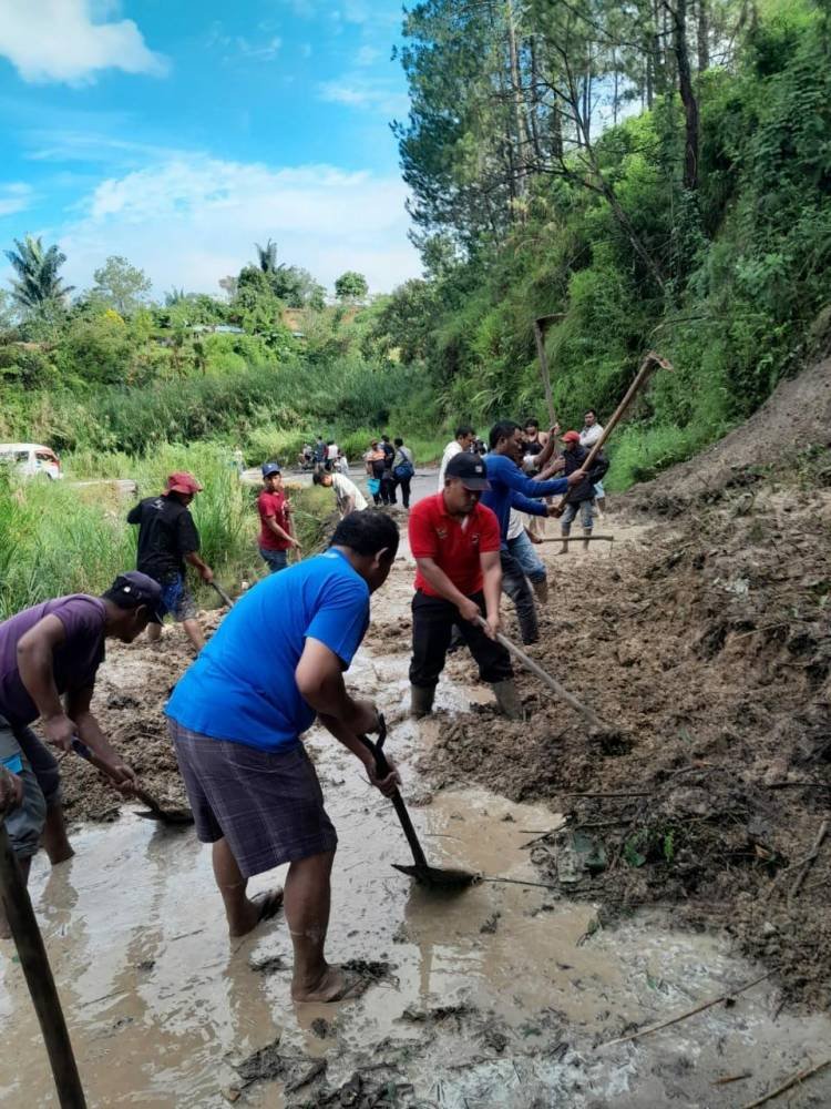 Tanah Longsor Tutup Jalan Provinsi di Parsoburan, Warga Bersihkan Material