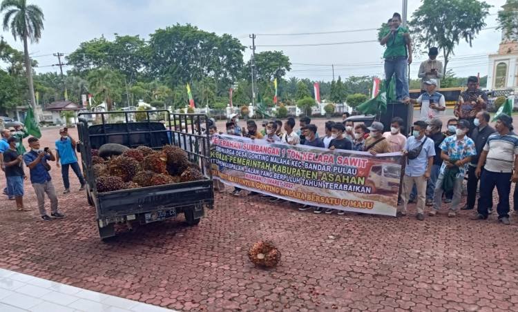 Warga Gonting Malaha “Sumbang” 1 Ton TBS ke Pemkab Asahan Untuk Perbaiki Jalan