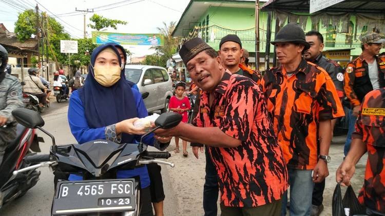 Jelang Buka Puasa, PP Simalingkar Bagi 300 Takjil kepada Warga