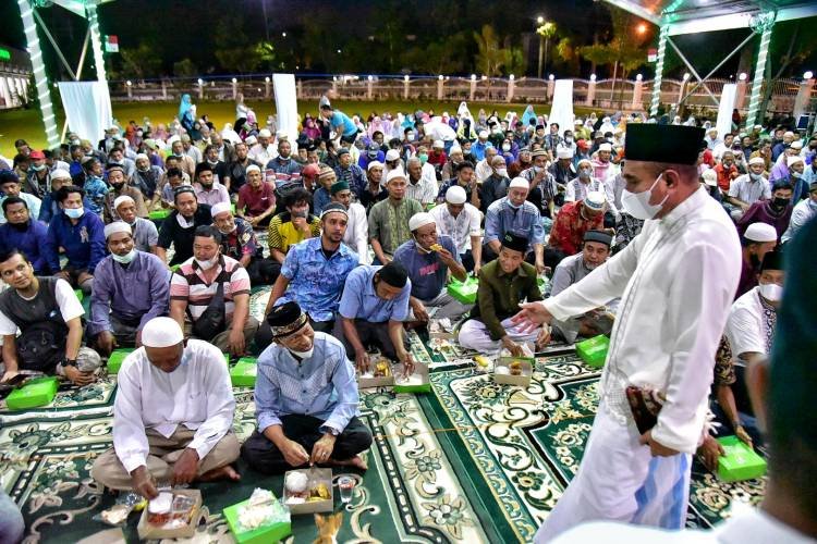 Gubernur Sumut Buka Puasa Bersama Abang Becak, Bilal Mayit dan Penggali Kubur