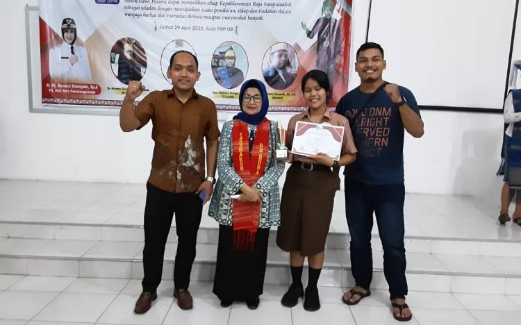 Cinthya Agatha Sinaga Siswi SMA RK Bintang Timur Juara 2 Lomba Pidato