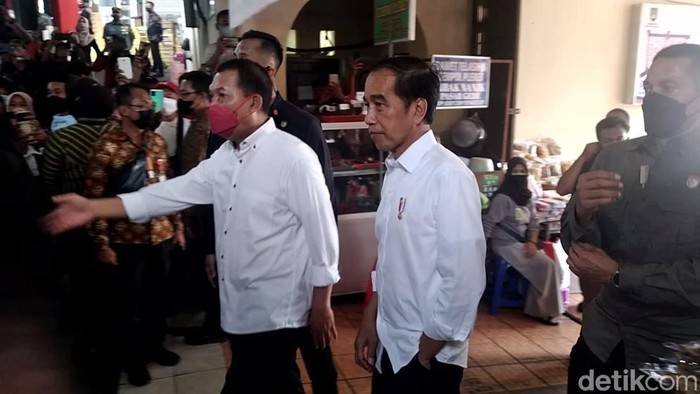 Jokowi Lepas Masker Saat Blusukan di Pasar Solo