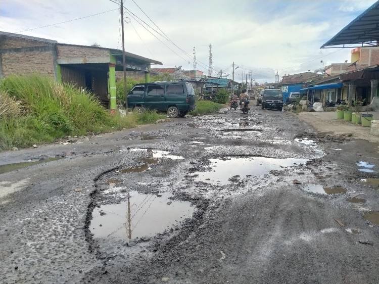 Jalan Sudirman Saribudolok Rusak Parah