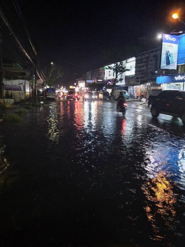 Diguyur Hujan Deras, Jalan Marelan Raya Terendam Banjir