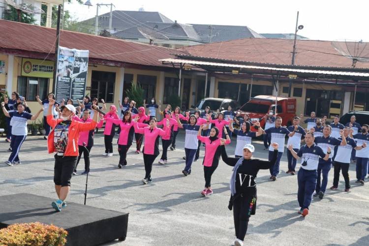 Jaga Kesehatan, Pengurus Bhayangkari dan Polres Pematangsiantar Olahraga Bersama