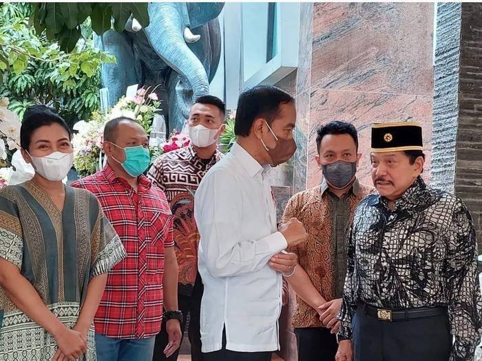 Jokowi Jenguk Hendropriyono di Kediamannya