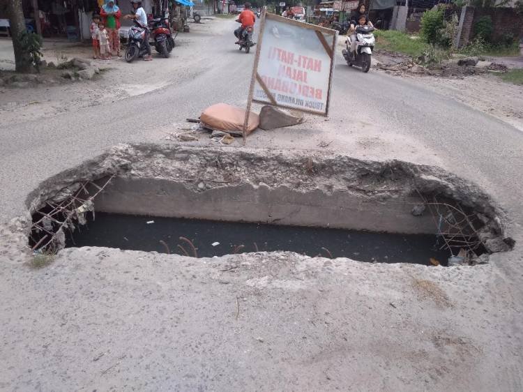 Lubang Besar Menganga di Jalan Syech Hasan Kisaran Ancam Pengguna Jalan