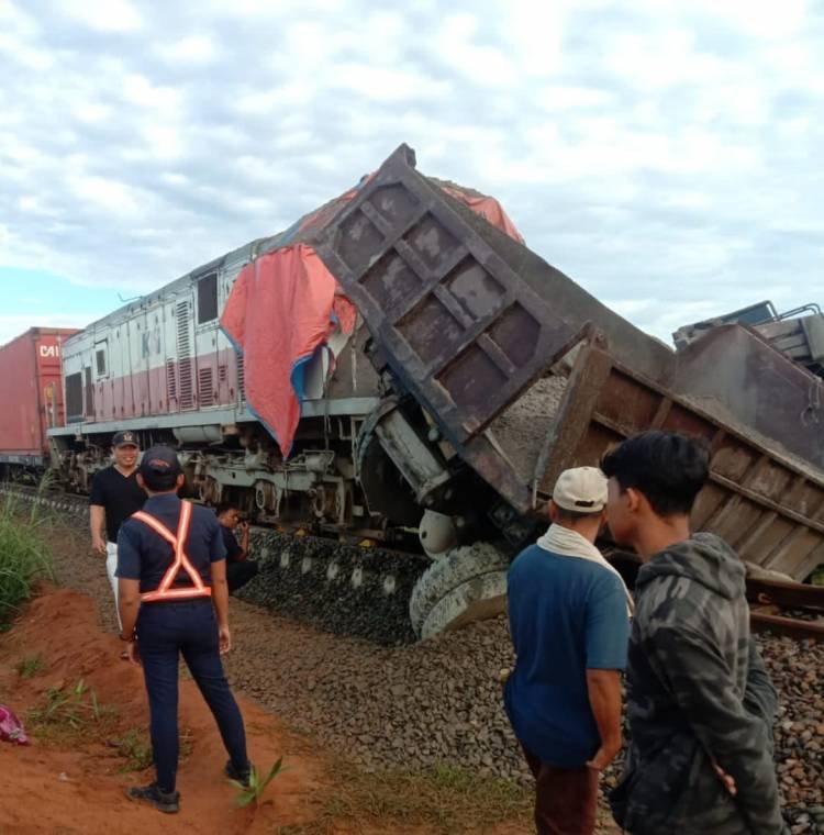 Kereta Api Barang Tabrak Dump Truk di Sergai, Masinis Luka, Supir Truk Kabur