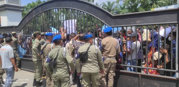 Warga Hatapang Unjuk Rasa di Kantor Bupati Labura