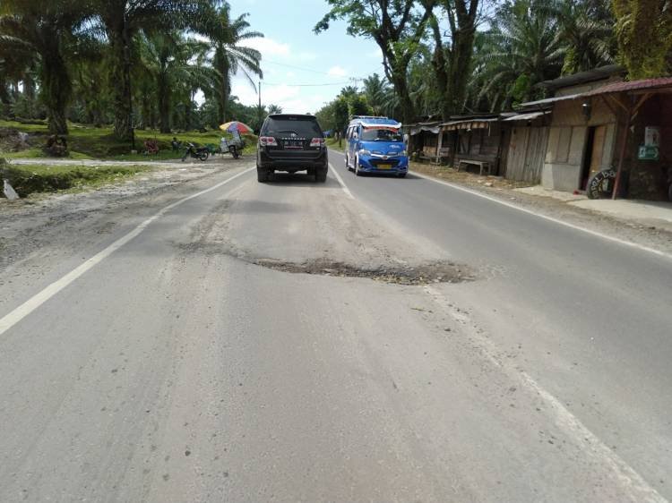 Jalan Provinsi Siantar-Tanah Jawa di Nagori Marubun Jaya yang Berlubang Tak Kunjung Diperbaiki