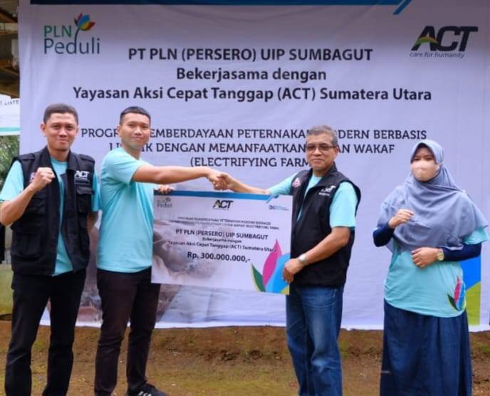 PLN Salurkan Bantuan Rp 300 Juta ke ACT untuk Peternakan Berbasis Listrik 