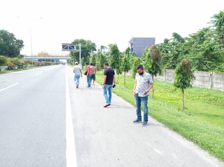 Polsek Percut Sei Tuan Respon Cepat Bersihkan Paku Berserakan di Pintu Tol Bandar Selamat