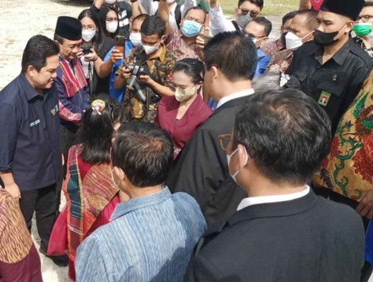Tiba di Silangit, RE Nainggolan Sambut Menteri BUMN