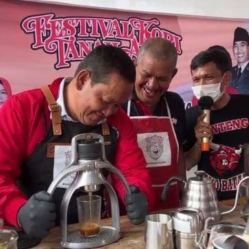 Ruang Terbuka Kantor DPD PDIP Sumut ‘Disulap’ Jadi Warung Kopi