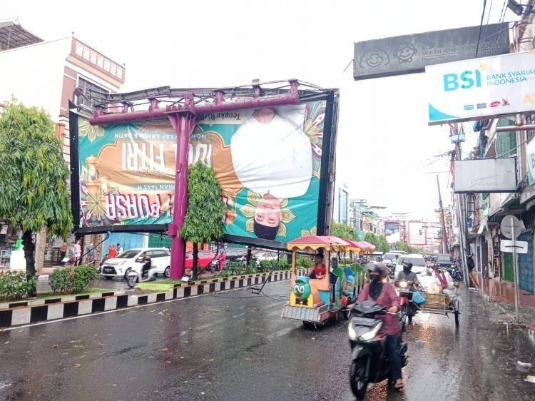 Kota Binjai Diterjang Angin Puting Beliung dan Hujan Es 