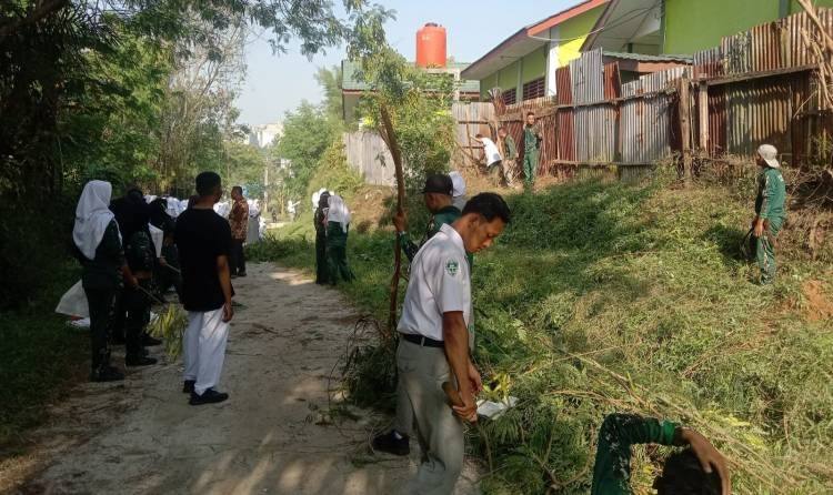 Kelurahan Perdagangan I Gotong Royong Bersihkan Lingkungan