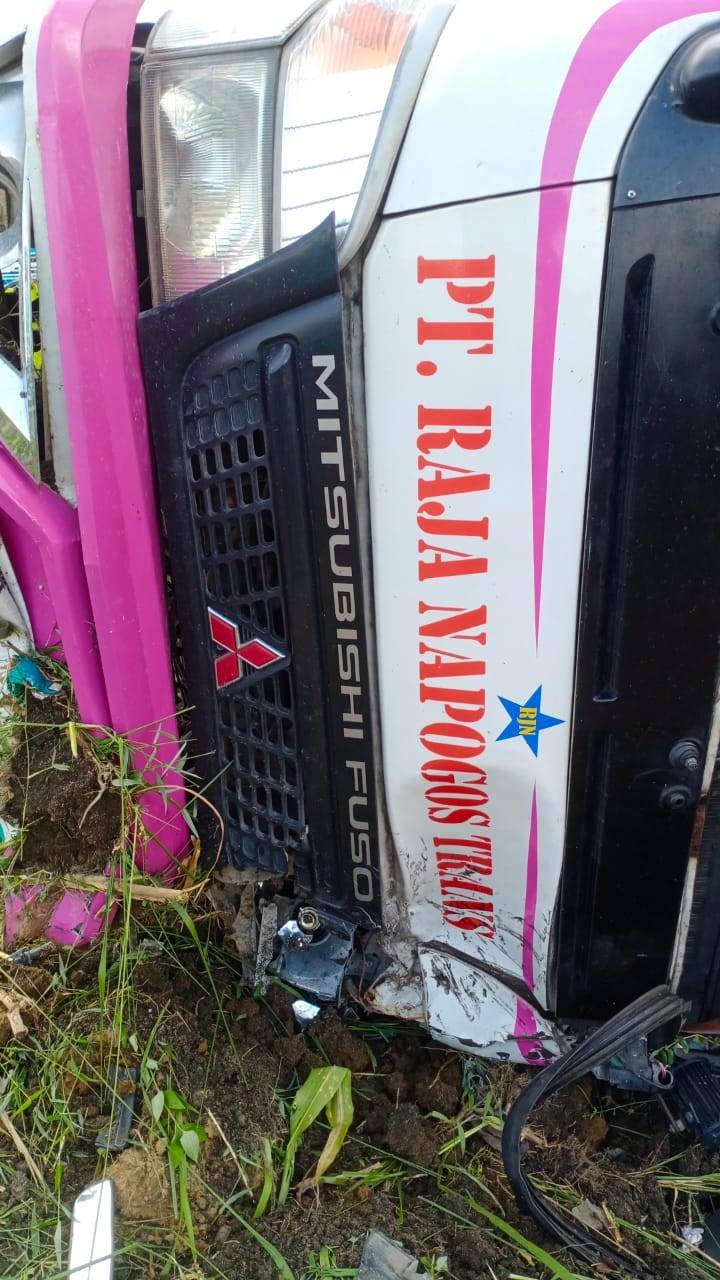 Mini Bus Rem Blong Hantam Sepeda Motor di Tapian Dolok, 1 Tewas 4 Luka-luka