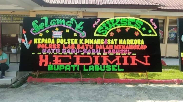 Pasca Penangkapan Ratu Sabu Labusel, Halaman Polsekta Kotapinang Banjir Papan Bunga