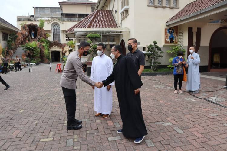 Kapolda Sumut dan Kapolrestabes Medan Baksos dan Gotong Royong di Gereja Katedral Medan
