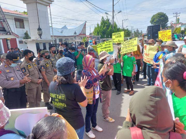 Massa LSM Tolak Tambang Unjuk Rasa, Minta DPRD dan Pemkab Dairi Patuhi Putusan KIP