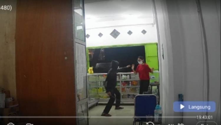 Perampok Bersamurai Beraksi di Apotek Jalan Sutomo Medan Terekam CCTV