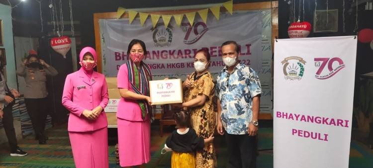 Warga PA Gratia Children Perumnas Simalingkar Kenalkan Tenun Timor pada Ny Rita Panca Simanjuntak