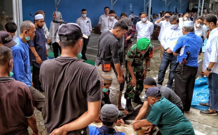 PLN UIP Sumbagut Sembelih 8 Hewan Kurban