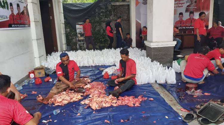 Idul Adha, PDIP Sumut Sembelih Tujuh Ekor Lembu