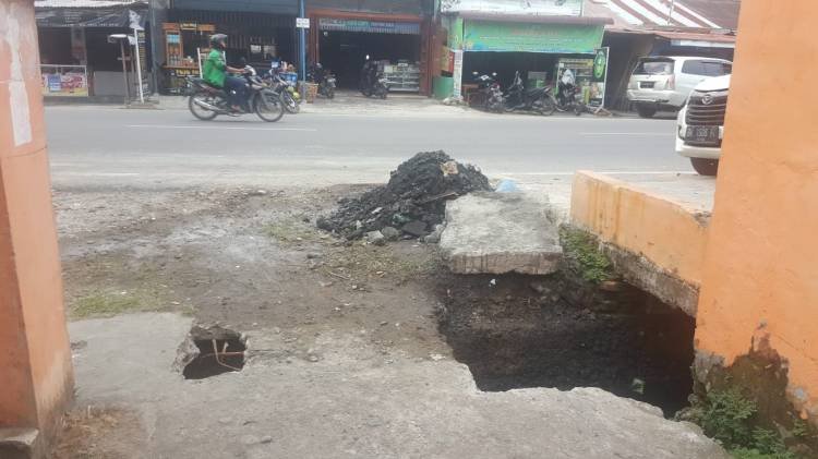 Warga Jalan Pelangi Teladan Barat Protes, Banyak Titi Parit Dirusak Petugas