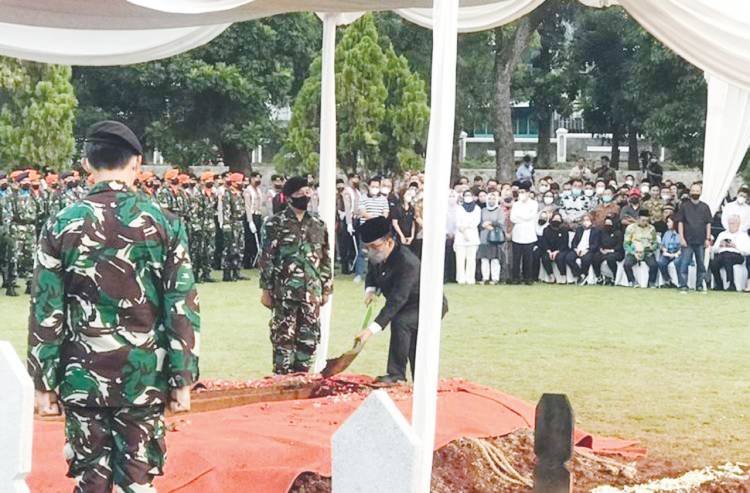 Upacara Militer Iringi Kepergian Tjahjo Kumolo ke Peristirahatan Terakhir