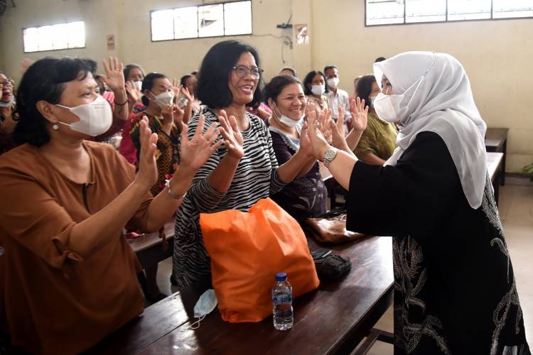 Bakti Sosial di Kawasan Pinggir Rel, Nawal Serahkan Bingkisan untuk Warga