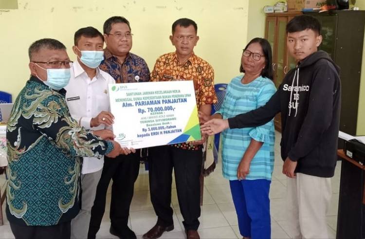 BPJS Ketenagakerjaan Cabang Tobasa Serahkan Santunan Jaminan Kematian dan Kecelakaan Kerja kepada Ahli Waris