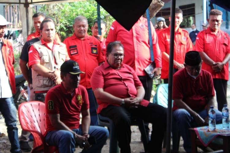 Ketua DPRD SU Bantu Warga Korban Kebakaran di Jalan Bajak V Medan Amplas