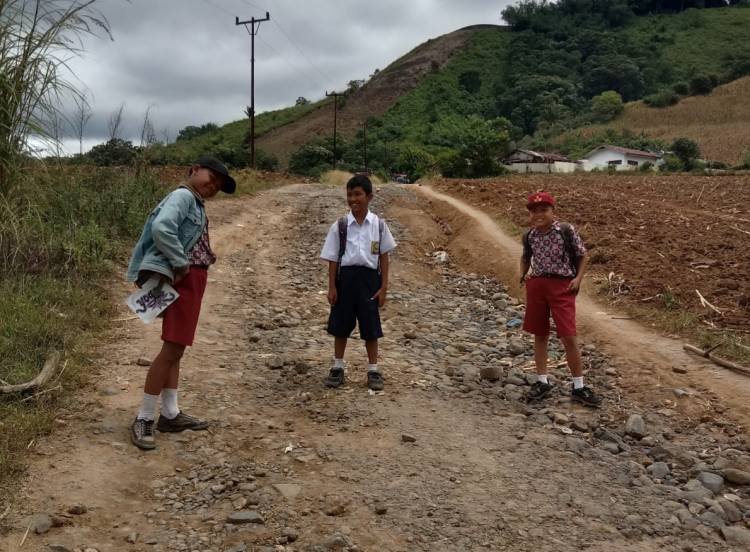 Jalan Desa Gunung Meriah di Karo Rusak Parah