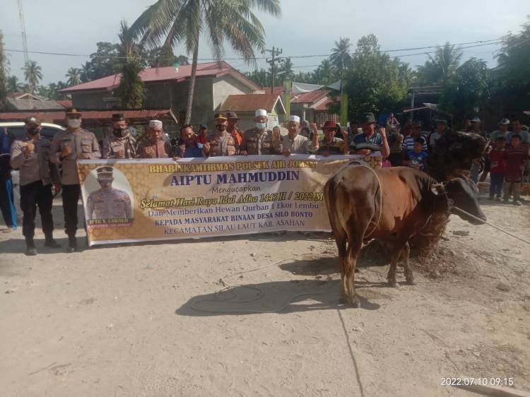 Polsek Airjoman Sembelih Hewan Kurban di Silaulaut Asahan