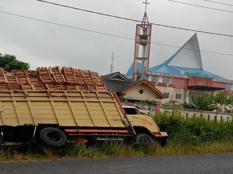 Pagar Tembok GKPS Kongsilaita Sondiraya Rusak Diseruduk Truk