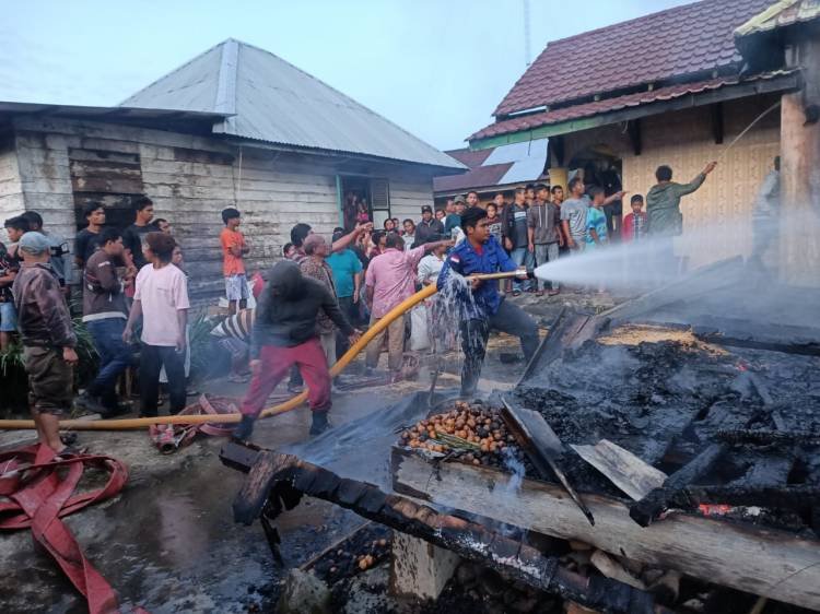 Dua Rumah Hangus Terbakar di Penampen Karo