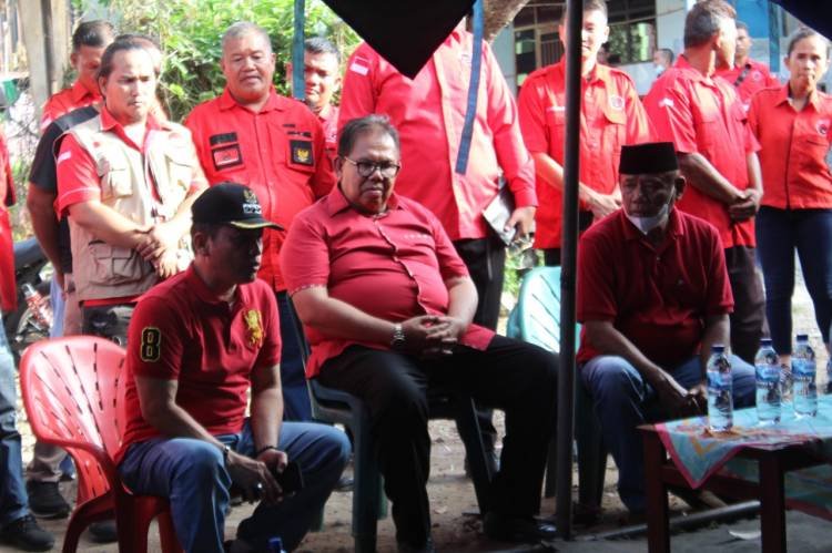 Ketua DPRD SU Bantu Warga Korban Kebakaran di Jalan Bajak V  Amplas
