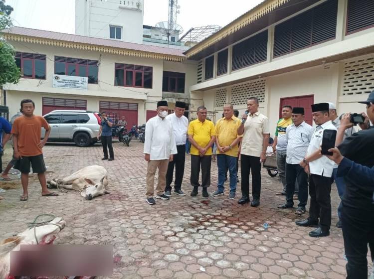 Wagub, Kapolda dan Wakapoldasu Kurban Lembu di PWI Sumut