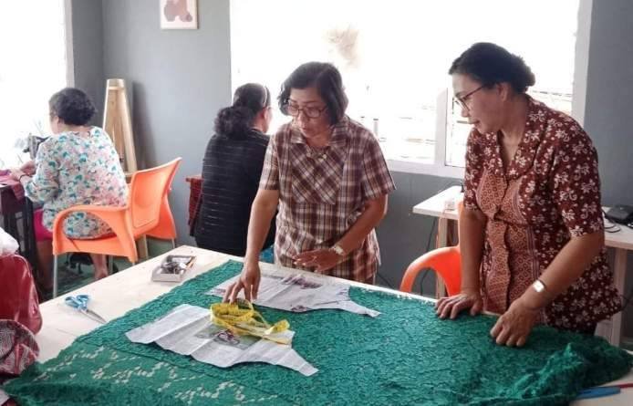 Tingkatkan Ekonomi Keluarga, LPPM GKPI Latih IRT Menjahit
