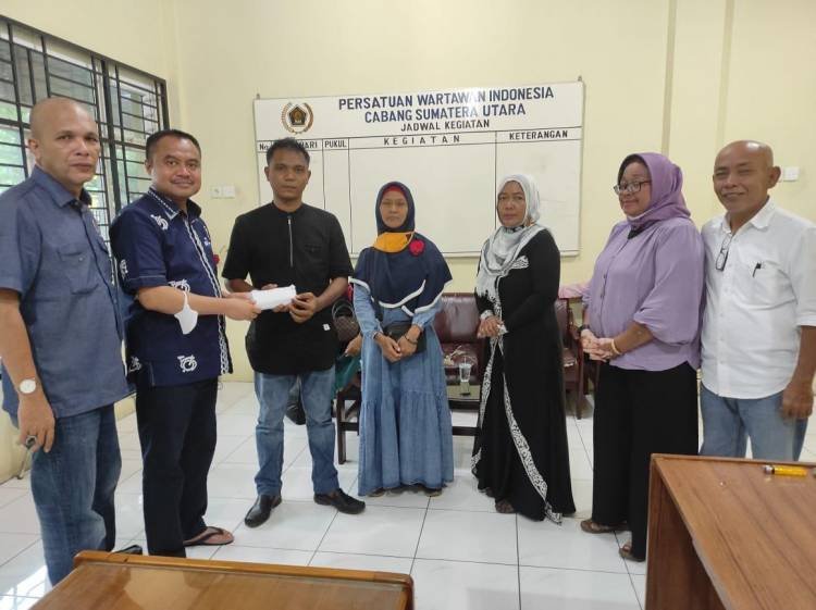 Ketua PWI Sumut Serahkan Santunan kepada Keluarga Anggota yang Meninggal