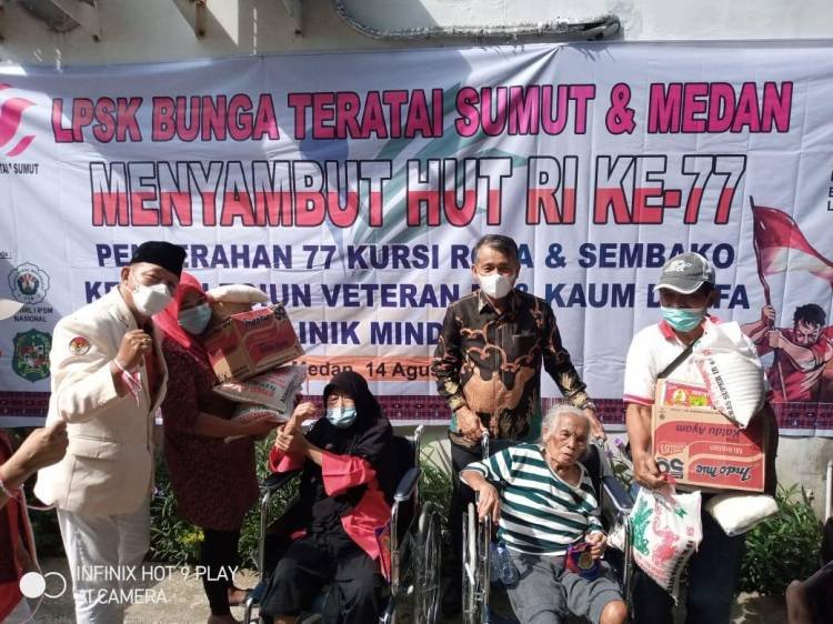 Sambut HUT ke-77 RI, LPSK Bunga Teratai Sumut dan Medan Bagikan 77 Kursi Roda Para Veteran