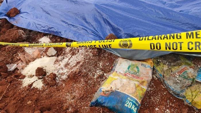 Beras Berkarung-karung Membusuk Ditemukan di Depok