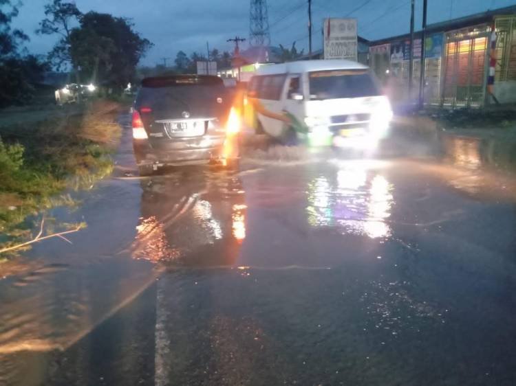 Jalan Nasional di Tigabinanga Karo Banjir