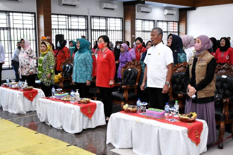 Nawal Lubis Bersama KB WCP Sumut Serahkan Bantuan kepada Perempuan Kepala Keluarga