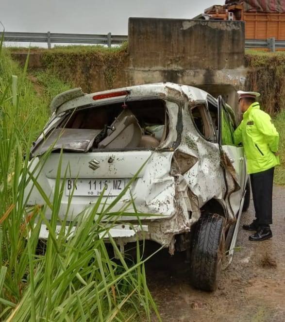 Mobil Penumpang Tabrak Pagar Pembatas Jalan Tol di Sergai, Pengemudi Tewas