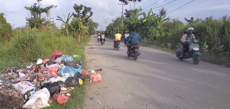 Bahu Jalan Besar Hamparan Perak Berubah Jadi "Tong Sampah"