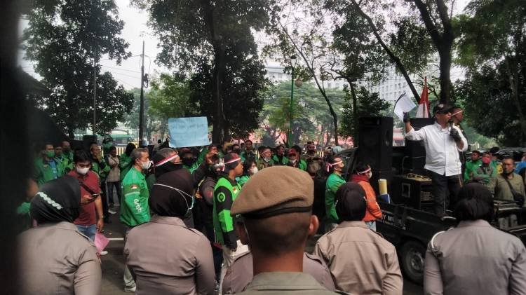 Massa Ojol Unjuk Rasa ke DPRD SU, Tuntut Hapus Berbagai Aturan Sangat Memberatkan