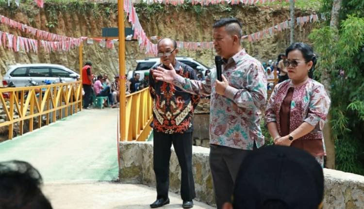 Bupati Radiapoh Resmikan Jembatan Penghubung Sipanga-Rambuhit